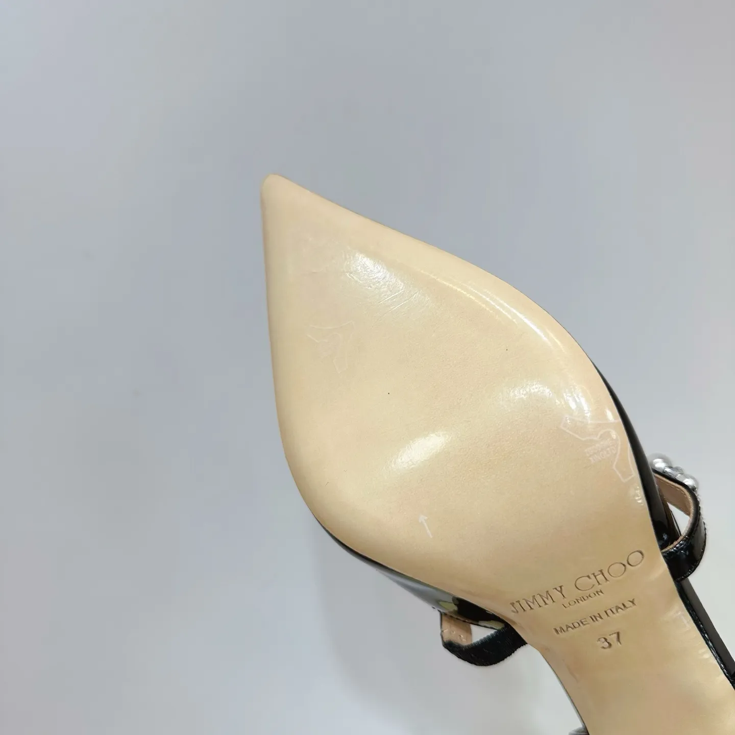👟👟Ex-factory price 620👟👟 JIMMY CHOO (Jimmy CHOO) 💝💝💝 is a very comprehensive noble fashion lifestyle brand, with a series of women's high-heeled, medium-heeled, flat-heeled sandals with the same straps from major fashion bloggers and celebrities in Hong Kong and the United States.  The Australian pointed toe, round toe and square toe series are simply beautiful. Fall in love with elegance and playful sense of the future. Just by looking at them, you want to own them immediately, but you can really think about a pair of exquisite high heels~~~~~~~~~~~~~~~~~ 💝This series is specially designed for extraordinary and indifferent ladies, thus creating a unique overall effect, Jimmy Choo Design products that inspire women to move forward and show their charm💝💝💝 1⃣️Material: Imported patent leather 2⃣️Inner: Imported Italian lambskin, super soft and delicate 3⃣️Outsole: Imported Italian original original color genuine leather outsole Heel height 8.5 4⃣️Code number: 35 to 39 (34.40.41.42. Customized)